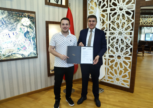 MAKÜ’de kampüs yaşamına en aktif katılan Fakültemiz Öğrencisi Erol Özkır’a MAKÜ Artı Değer Raporu