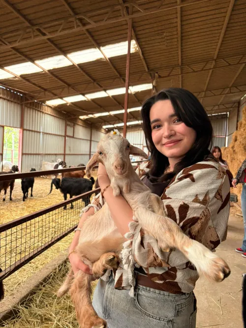 Laborant ve Veteriner Sağlık Programı Öğrencilerinden Isparta’nın Senir Kasabası’ndaki Varol Family Farm  Keçi İşletmesine Akademik Saha Ziyareti