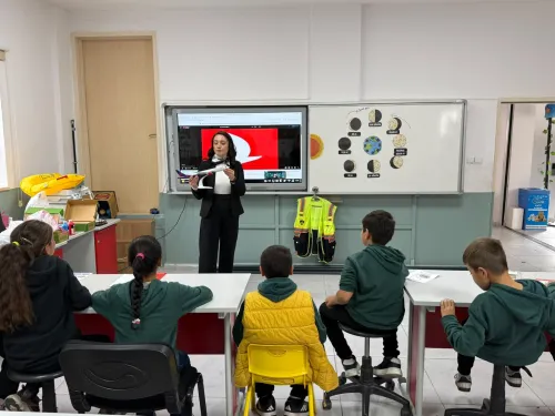 Çocuk Üniversitesi: Keşfeden Nesiller Programı’nda Kanat ve Denge: Aerodinamik Atölyesi!