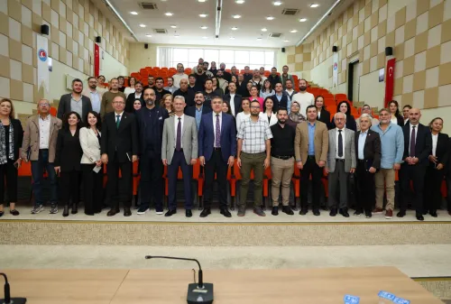 İktisadi ve İdari Bilimler Fakültemizde Üniversitemiz Yönetiminin Katılımıyla Akademik Kurul Toplantısı ve Plaket Töreni Düzenlendi