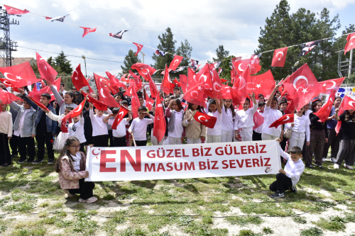 MAKÜ Öğrencileri 23 Nisan’da Kozluca Köyü’nde Miniklerle Buluştular
