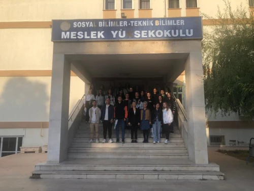 Education was provided to Büro Yönetimi ve Yönetici Asistanlığı Programı students about job searching, effective CV preparation, and interview techniques.